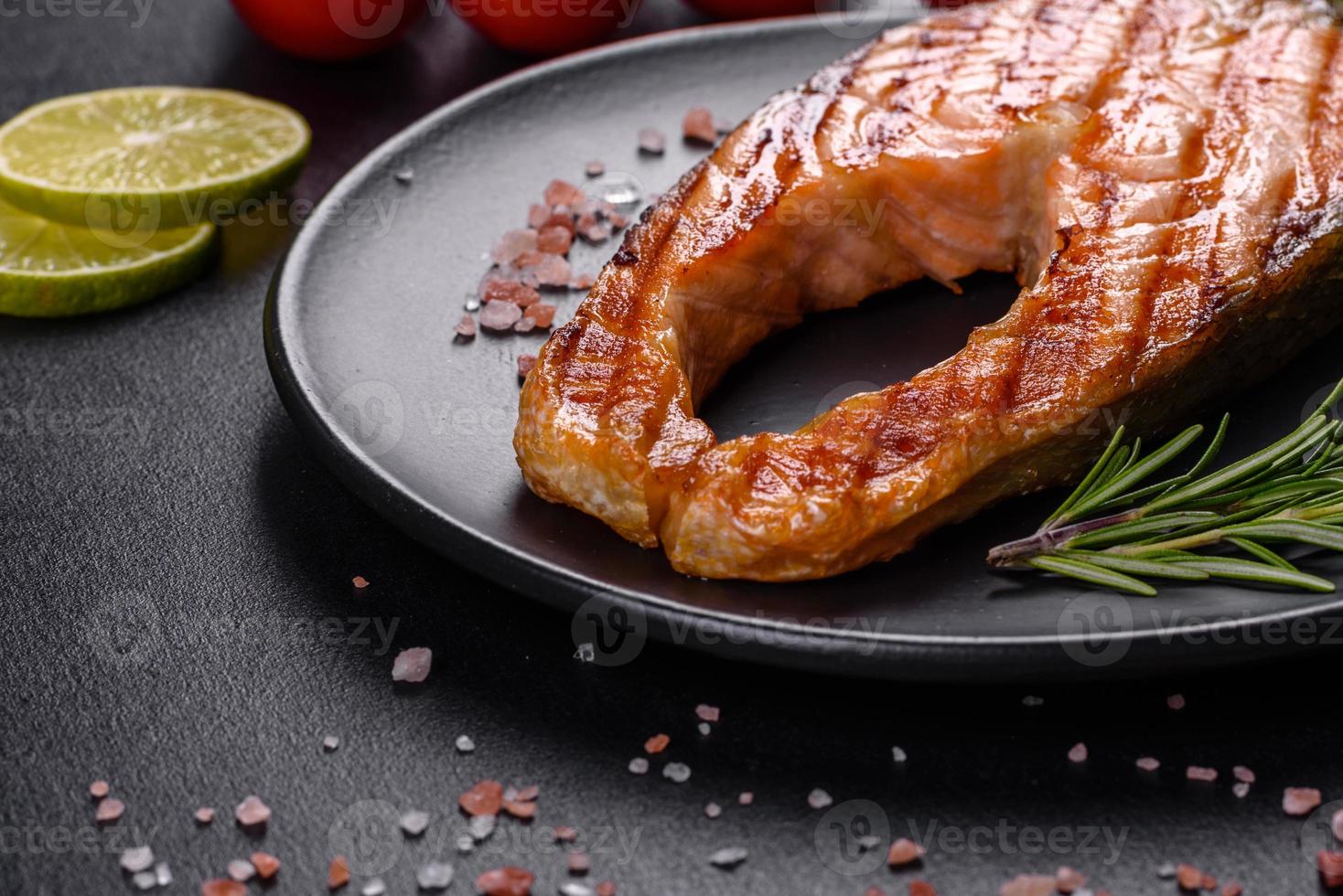 Delicioso filete de salmón recién cocinado con especias y hierbas al horno a la parrilla foto