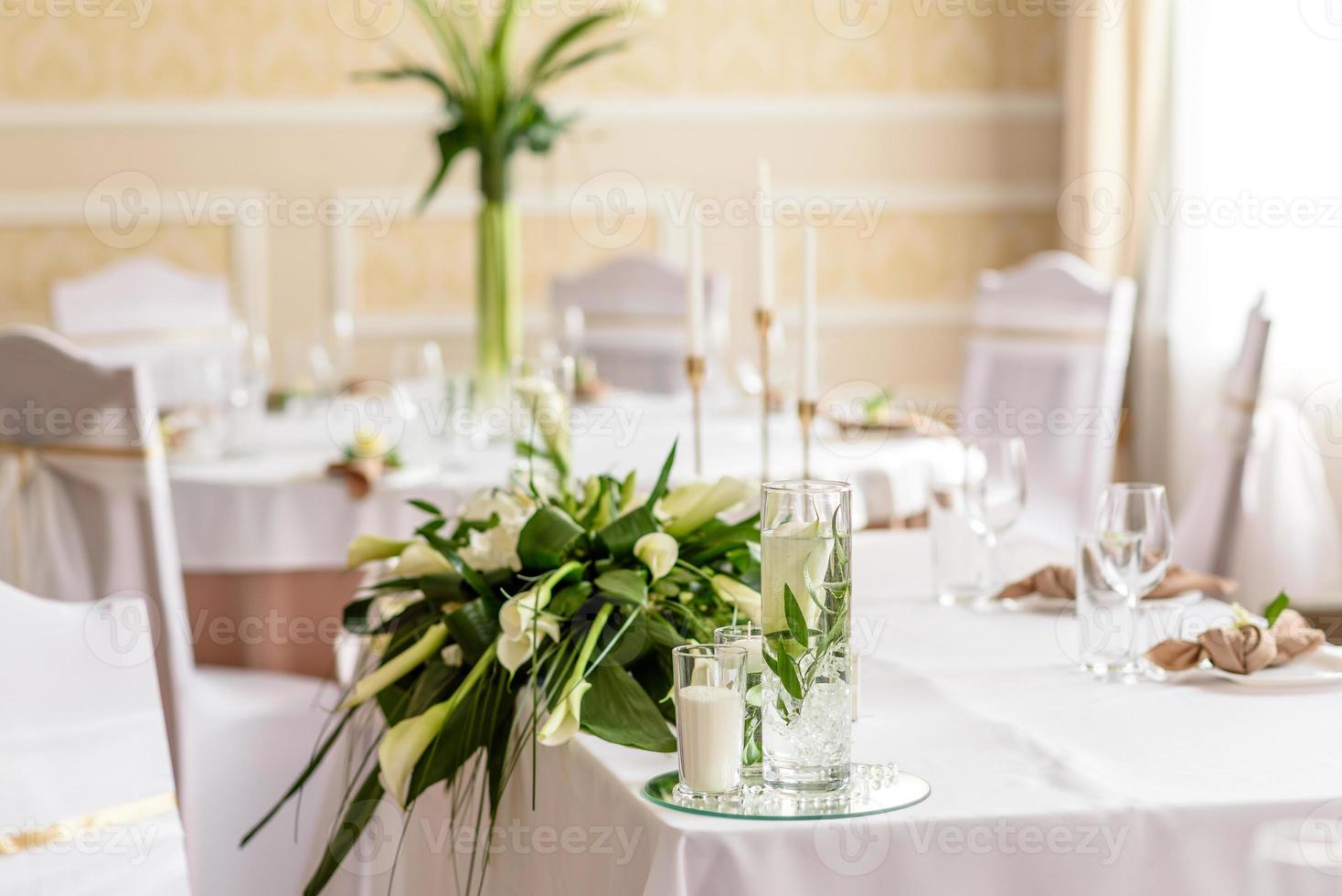 hermosa decoración de la fiesta de la boda con flores y vegetación con decoración de floristería foto