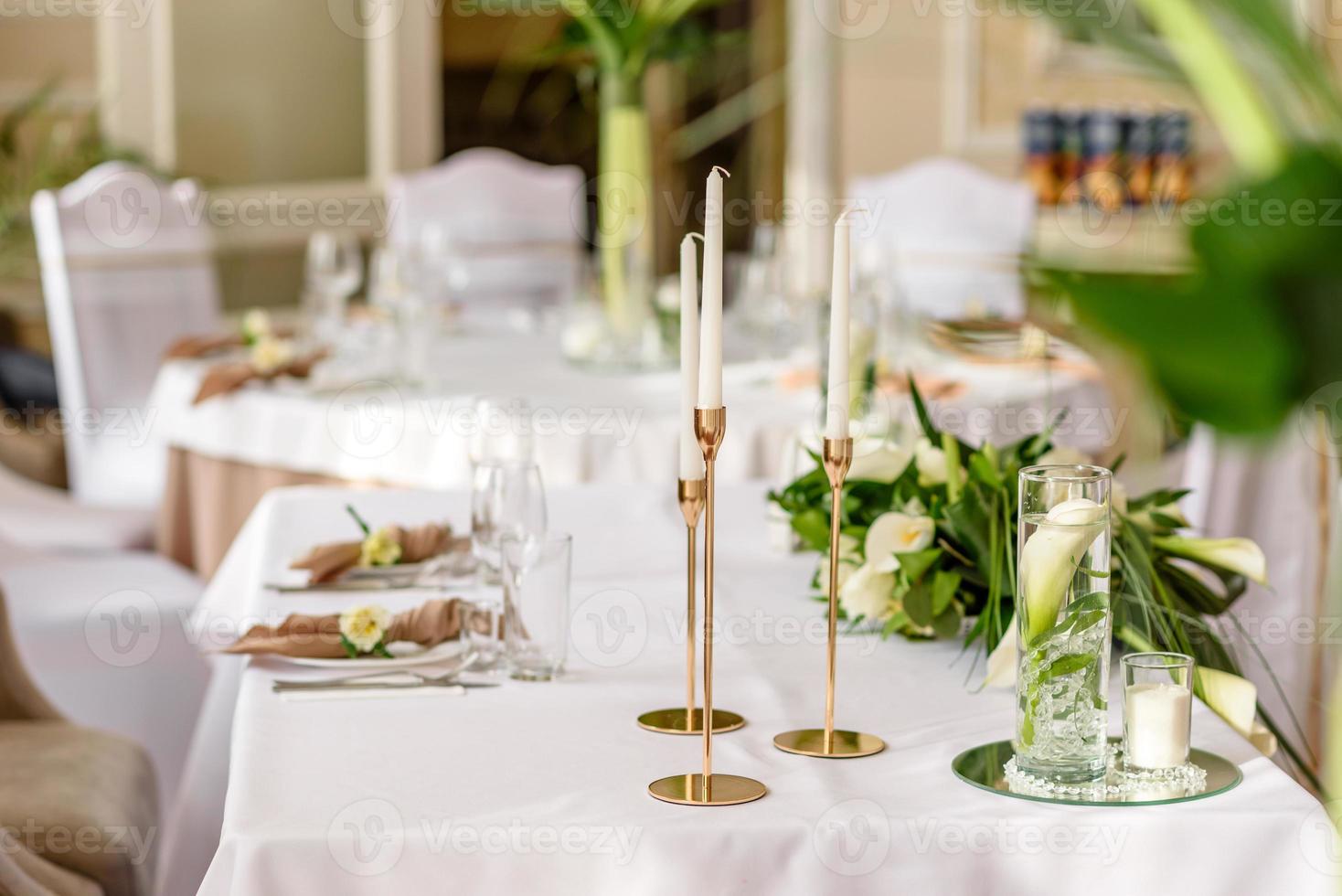 hermosa decoración de la fiesta de la boda con flores y vegetación con decoración de floristería foto