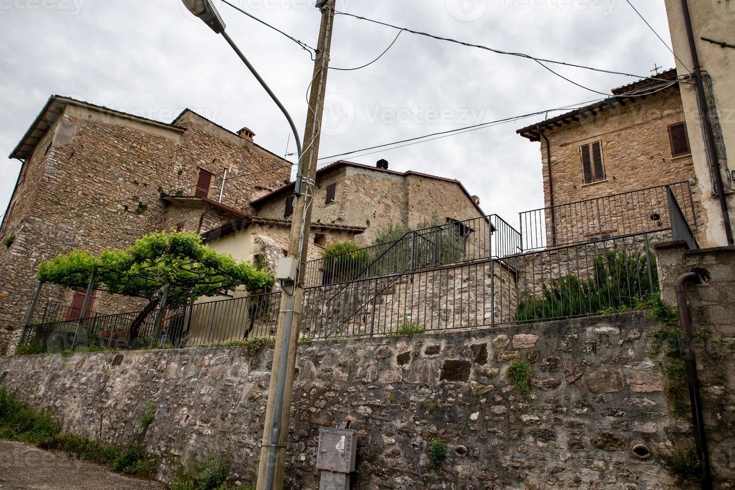 edificios en porzano, umbría, italia, 2020 foto