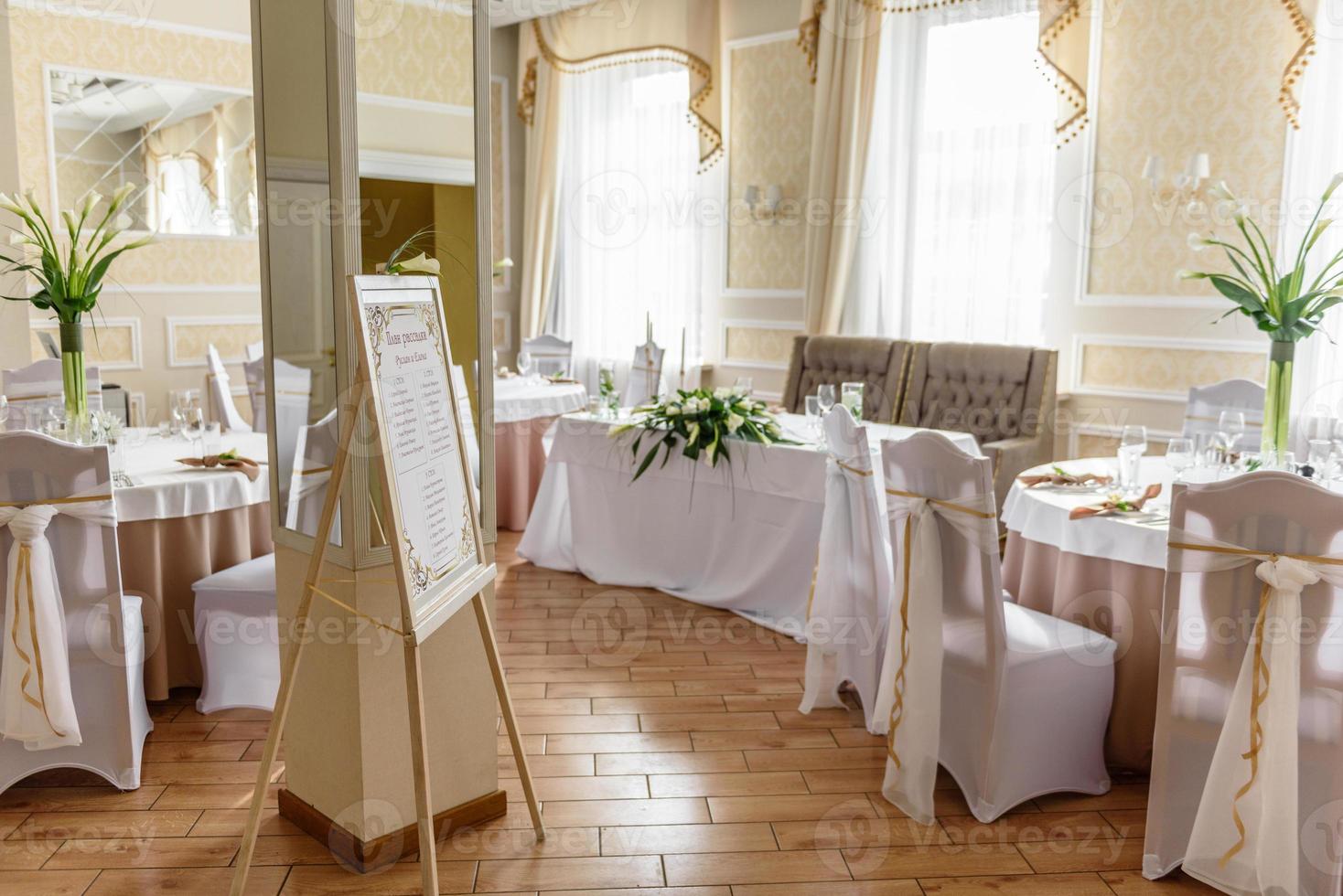 hermosa decoración de la fiesta de la boda con flores y vegetación con decoración de floristería foto