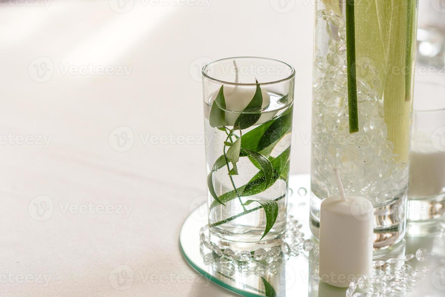 hermosa decoración de la fiesta de la boda con flores y vegetación con decoración de floristería foto