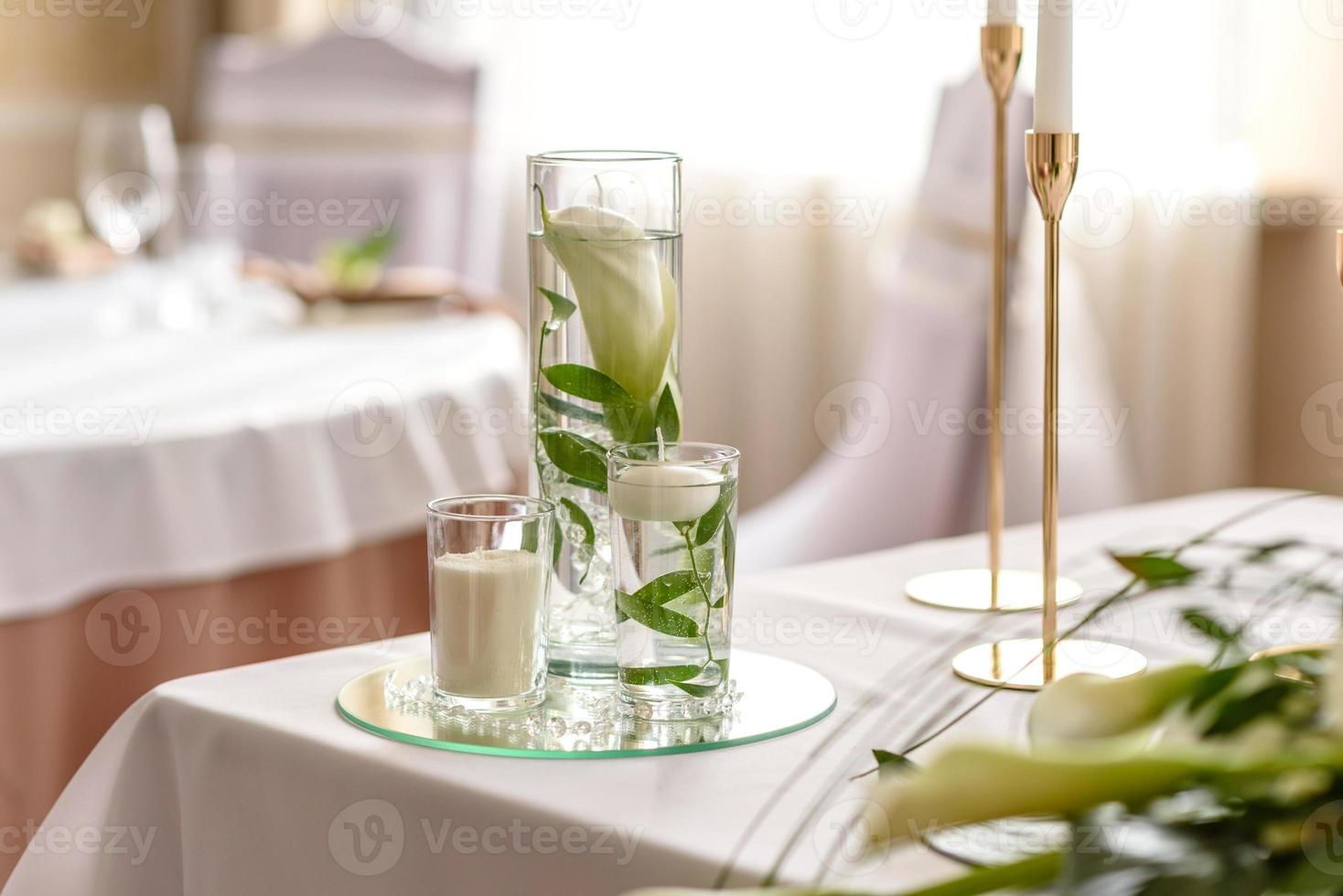 hermosa decoración de la fiesta de la boda con flores y vegetación con decoración de floristería foto