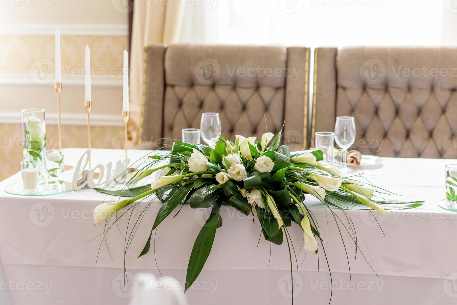 hermosa decoración de la fiesta de la boda con flores y vegetación con decoración de floristería foto