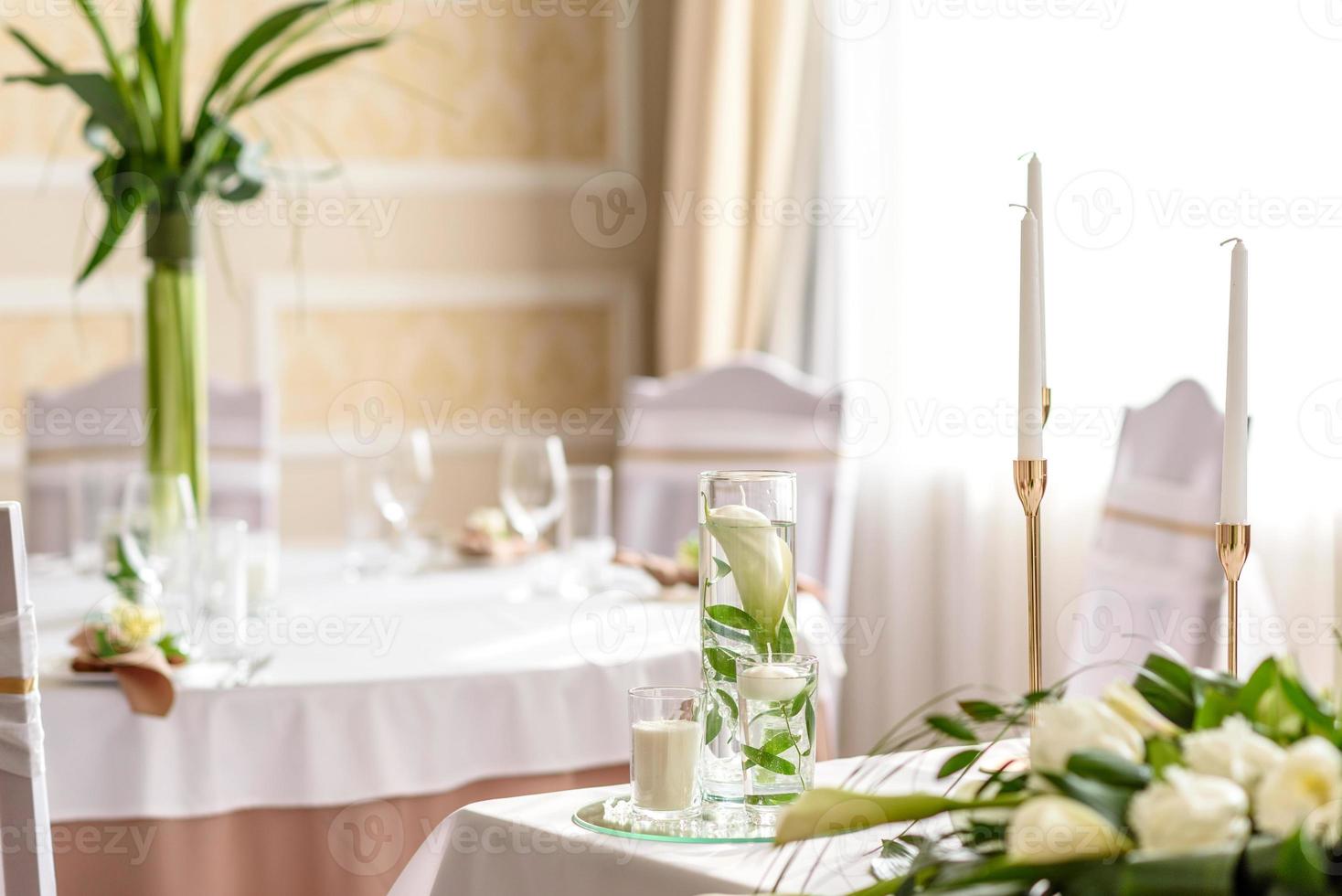 hermosa decoración de la fiesta de la boda con flores y vegetación con decoración de floristería foto