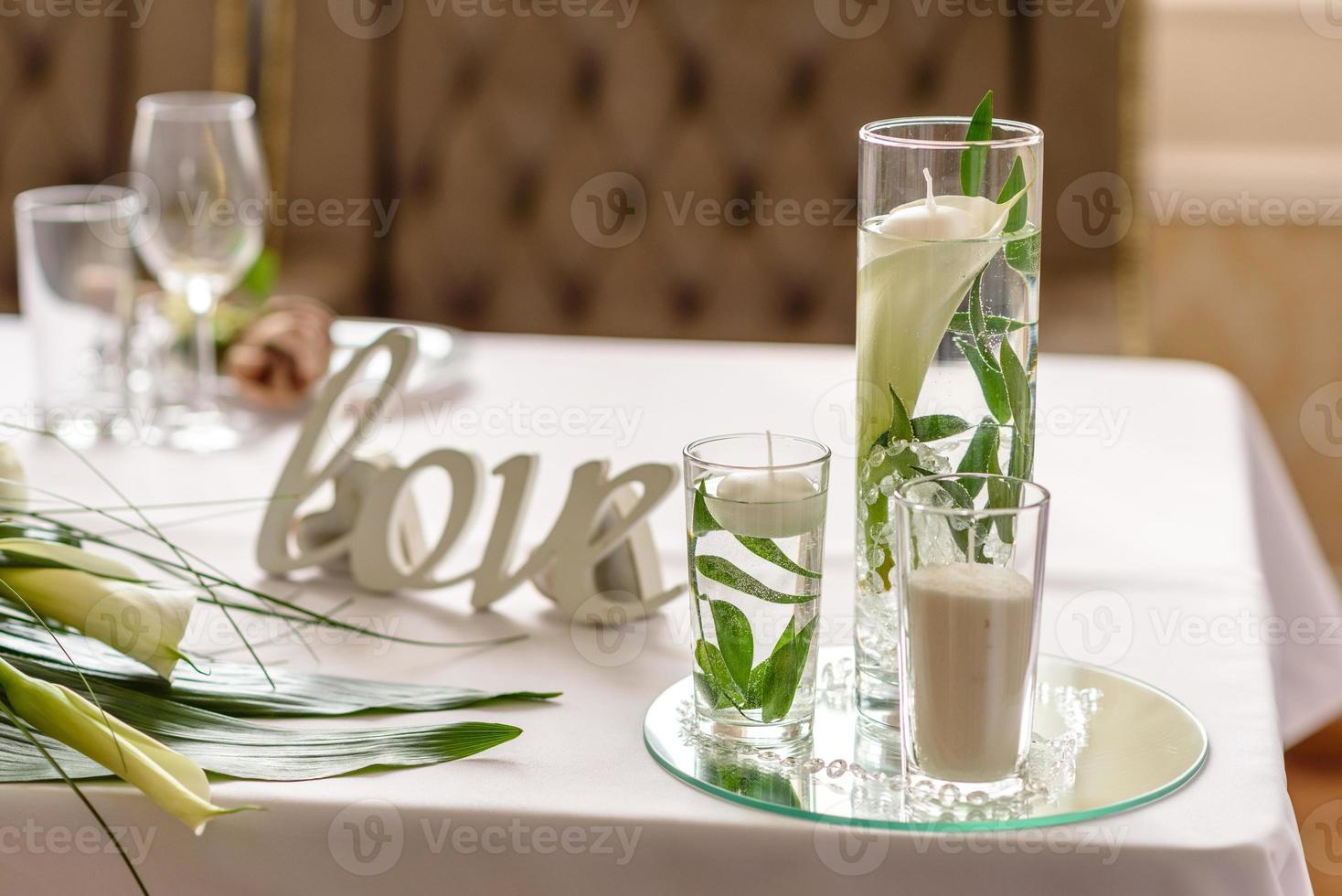 hermosa decoración de la fiesta de la boda con flores y vegetación con decoración de floristería foto