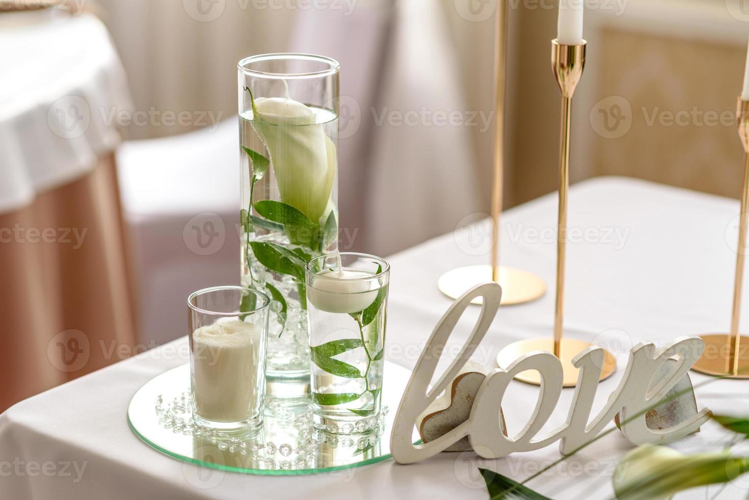 hermosa decoración de la fiesta de la boda con flores y vegetación con decoración de floristería foto