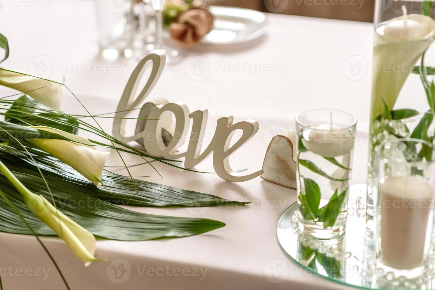 hermosa decoración de la fiesta de la boda con flores y vegetación con decoración de floristería foto