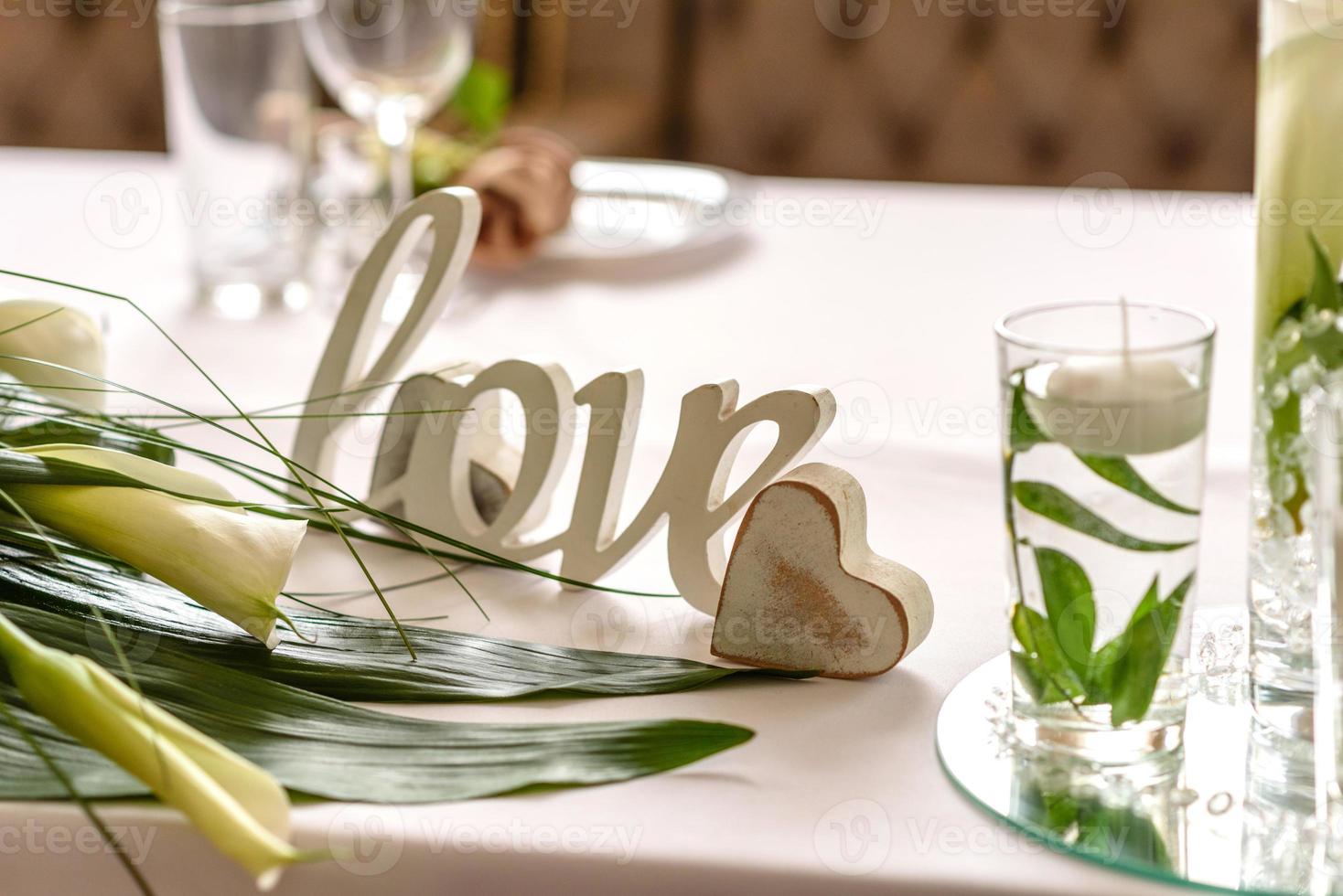 hermosa decoración de la fiesta de la boda con flores y vegetación con decoración de floristería foto