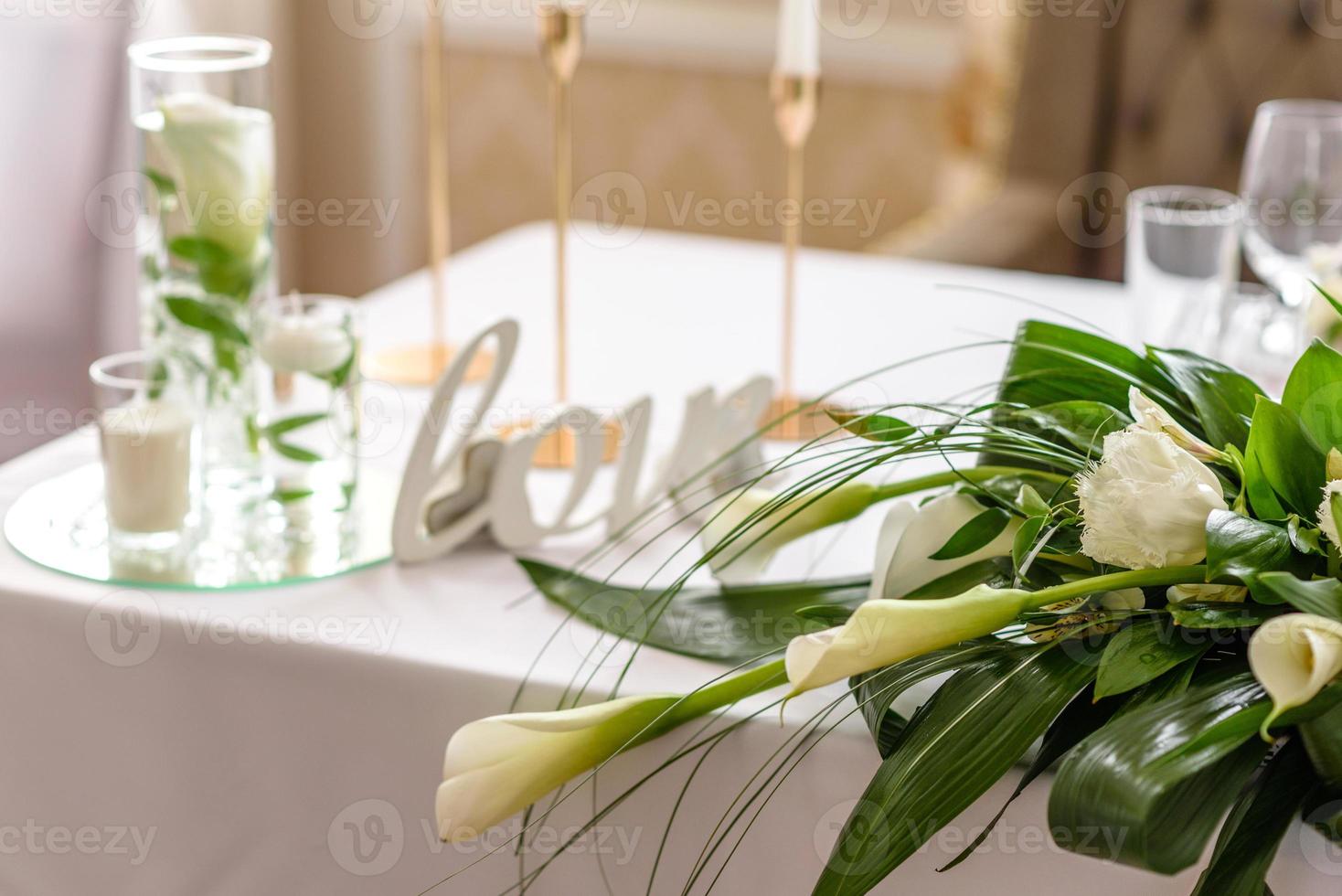 hermosa decoración de la fiesta de la boda con flores y vegetación con decoración de floristería foto