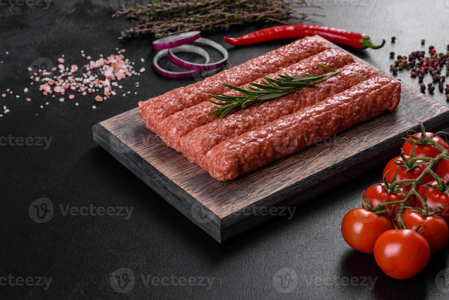 Carne picada fresca cruda para kebab a la parrilla con especias y hierbas foto