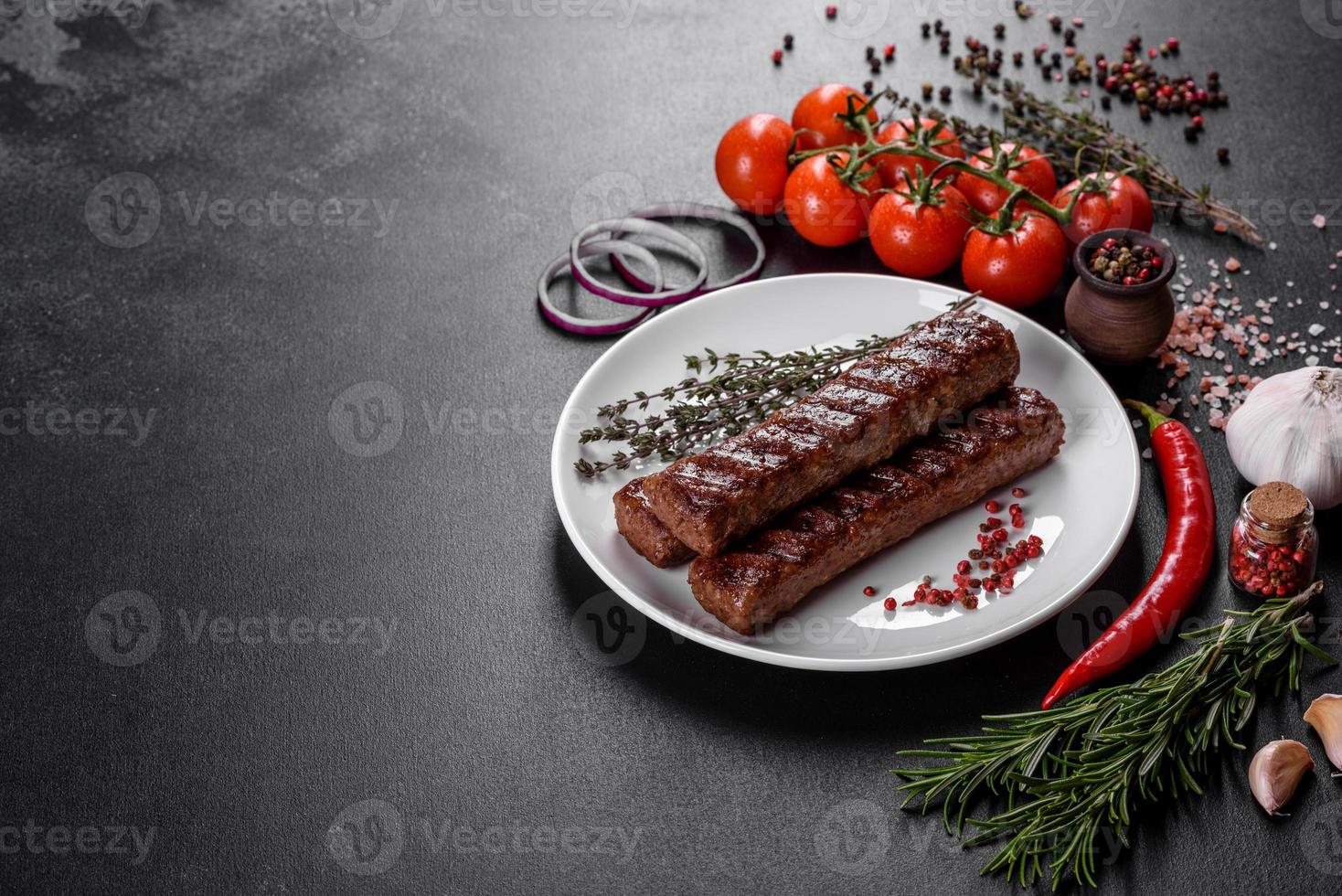 kebab fresco y sabroso a la parrilla con especias y hierbas foto