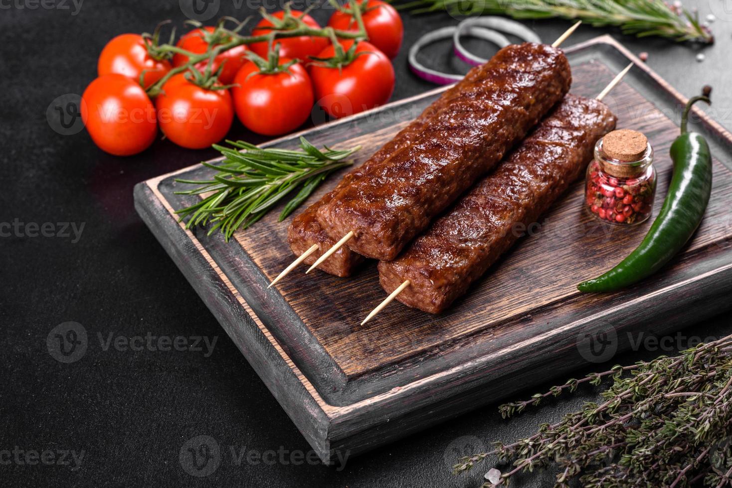 kebab fresco y sabroso a la parrilla con especias y hierbas foto