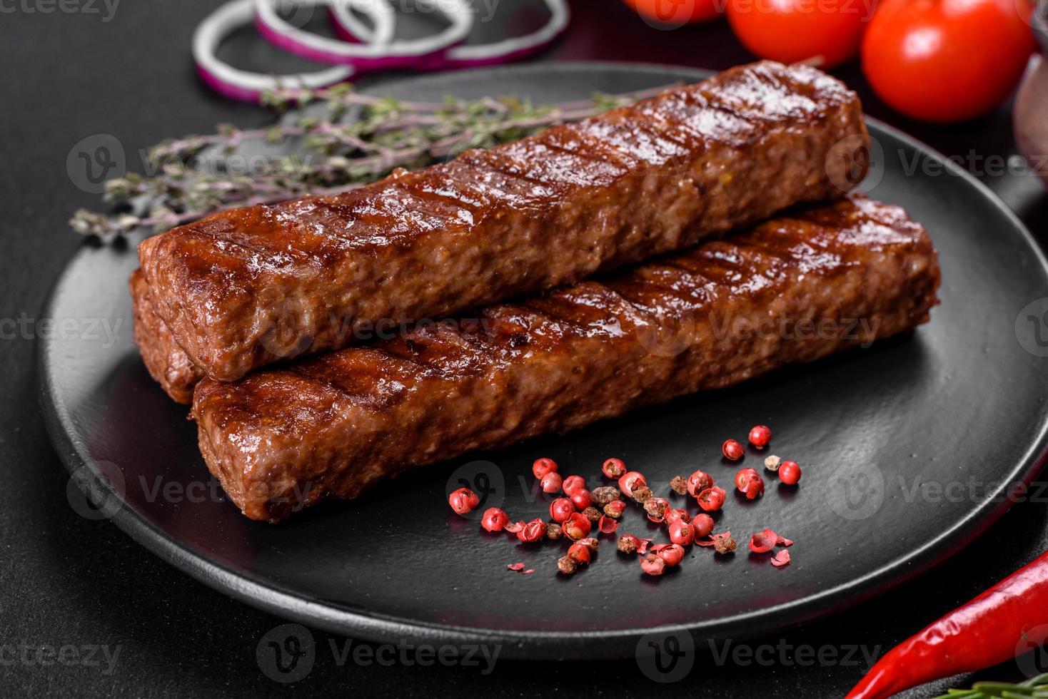 kebab fresco y sabroso a la parrilla con especias y hierbas foto