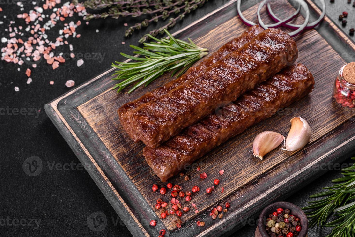 kebab fresco y sabroso a la parrilla con especias y hierbas foto