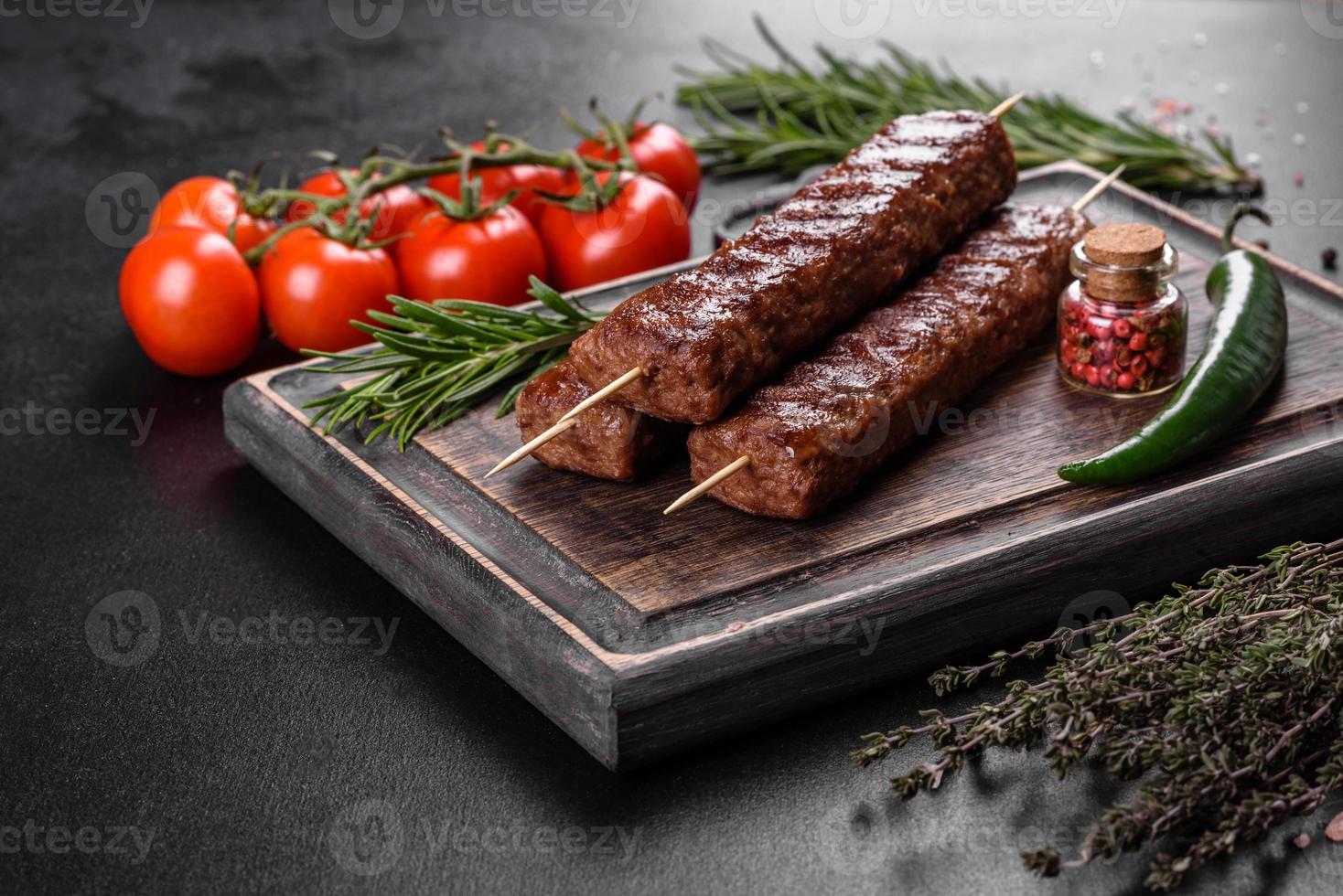 kebab fresco y sabroso a la parrilla con especias y hierbas foto