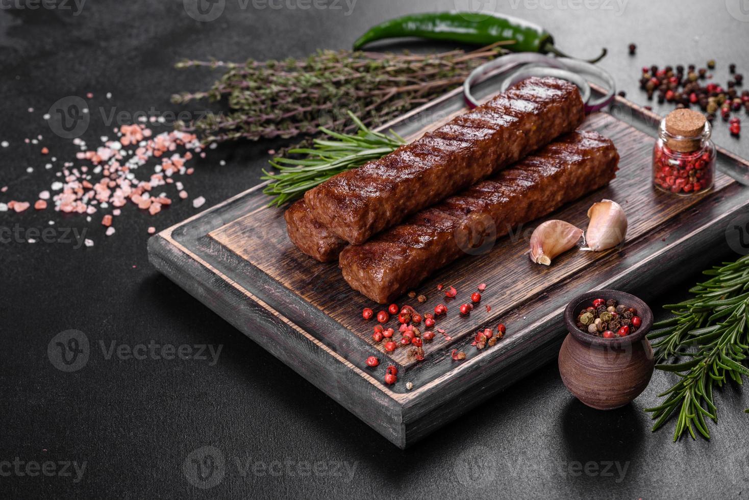 kebab fresco y sabroso a la parrilla con especias y hierbas foto