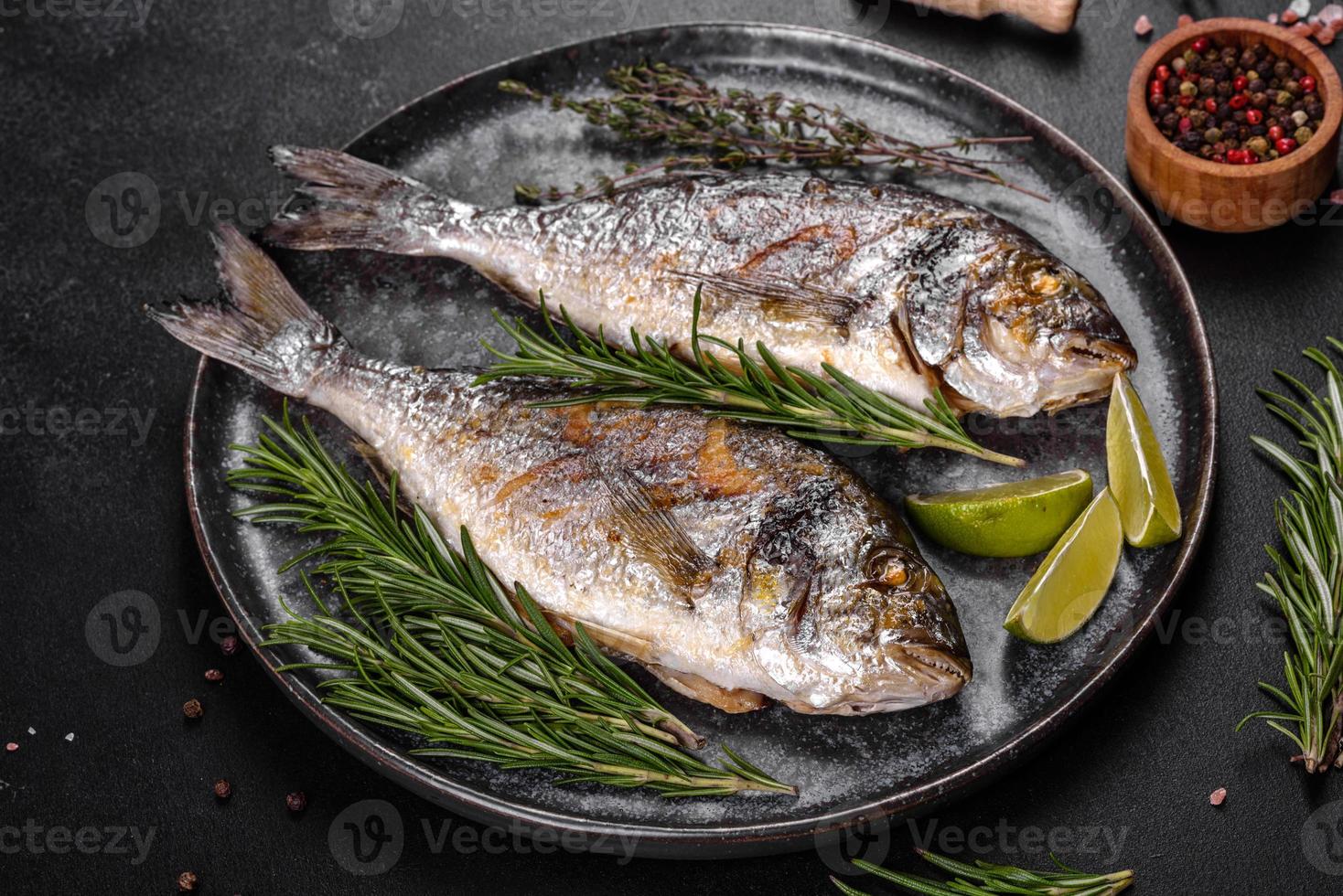 delicioso dorado al horno a la parrilla con especias y hierbas. dorado cocinado sobre foto