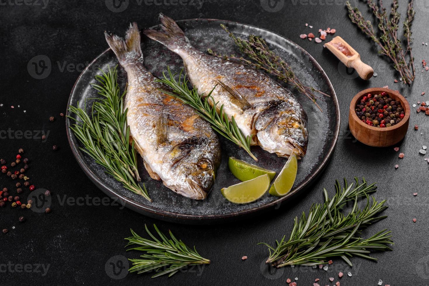 delicioso dorado al horno a la parrilla con especias y hierbas. dorado cocinado sobre foto