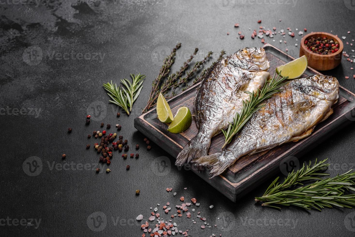 delicioso dorado al horno a la parrilla con especias y hierbas. dorado cocinado sobre foto