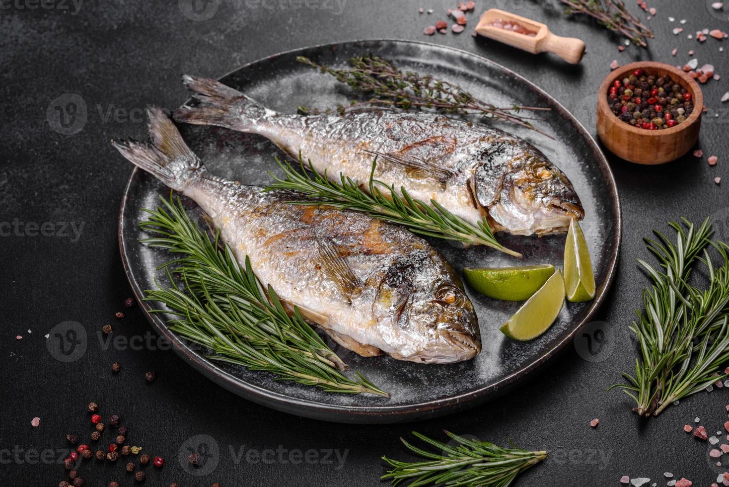 delicioso dorado al horno a la parrilla con especias y hierbas. dorado cocinado sobre foto