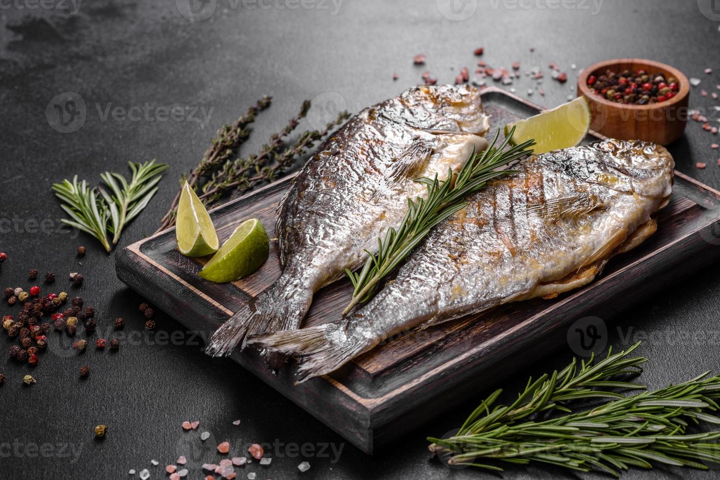 delicioso dorado al horno a la parrilla con especias y hierbas. dorado cocinado sobre foto