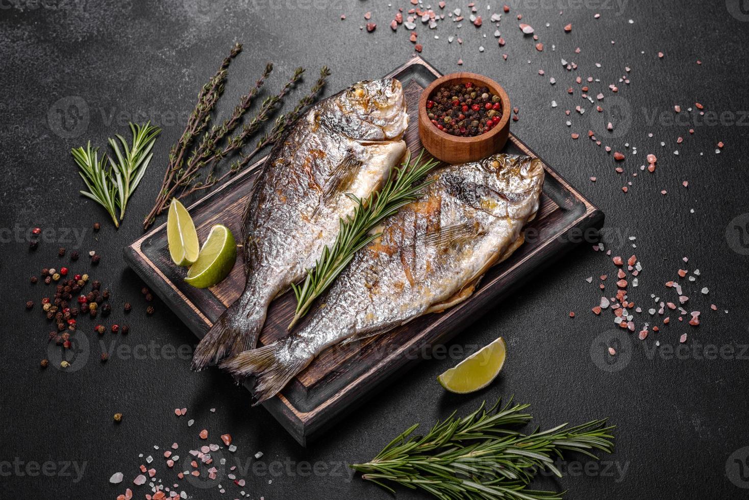 delicioso dorado al horno a la parrilla con especias y hierbas. dorado cocinado sobre foto