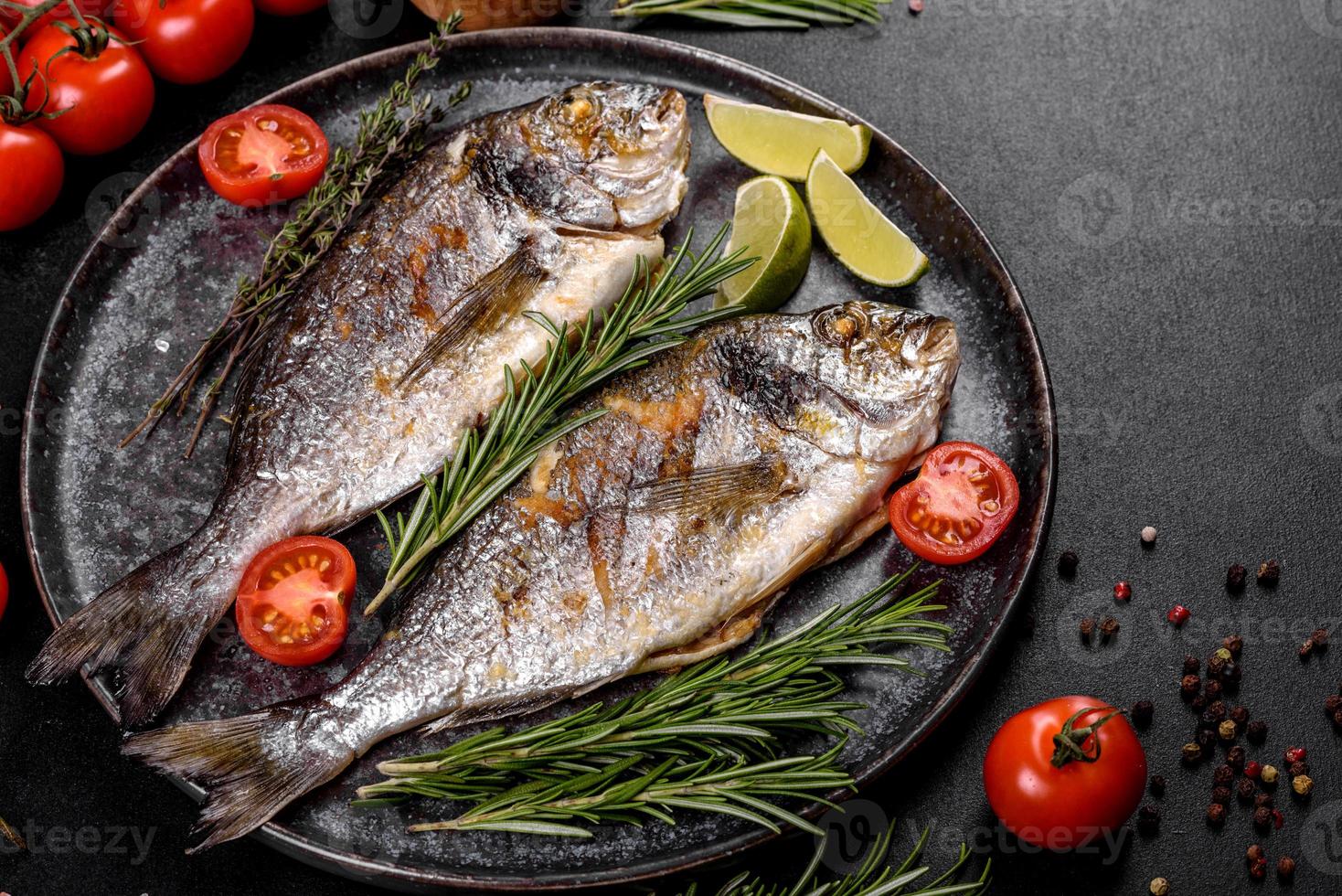 delicioso dorado al horno a la parrilla con especias y hierbas. dorado cocinado sobre foto