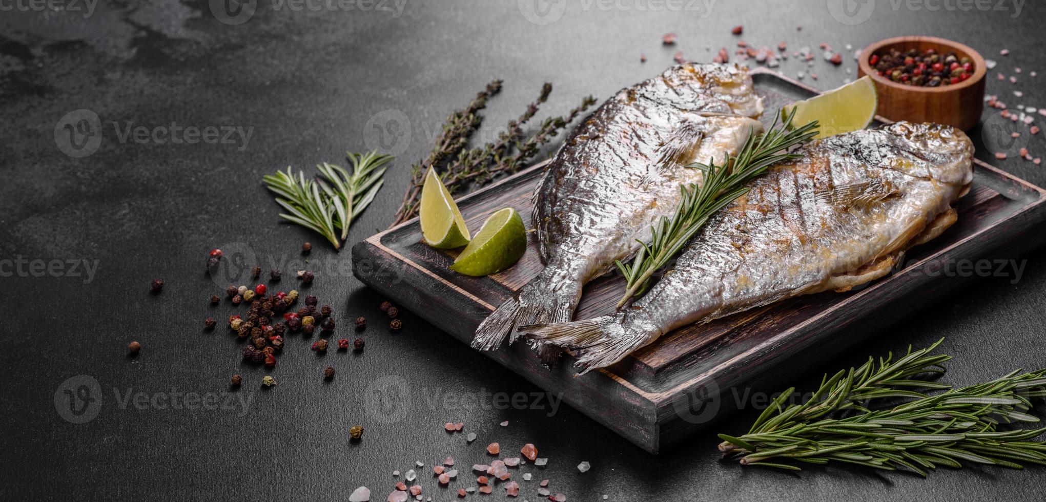 delicioso dorado al horno a la parrilla con especias y hierbas. dorado cocinado sobre foto