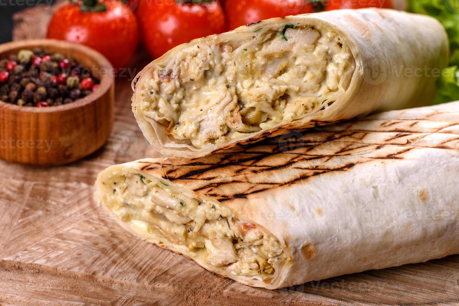 Delicioso shawarma fresco con carne y verduras sobre una mesa de hormigón oscuro foto