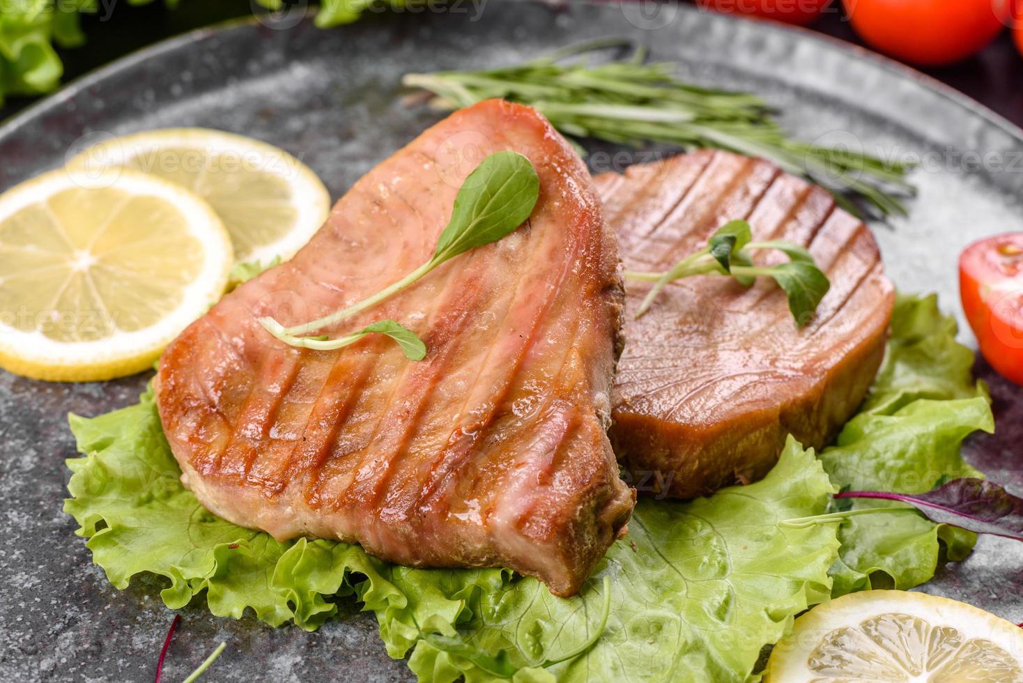 Delicioso y jugoso filete de atún a la parrilla con especias y hierbas. foto