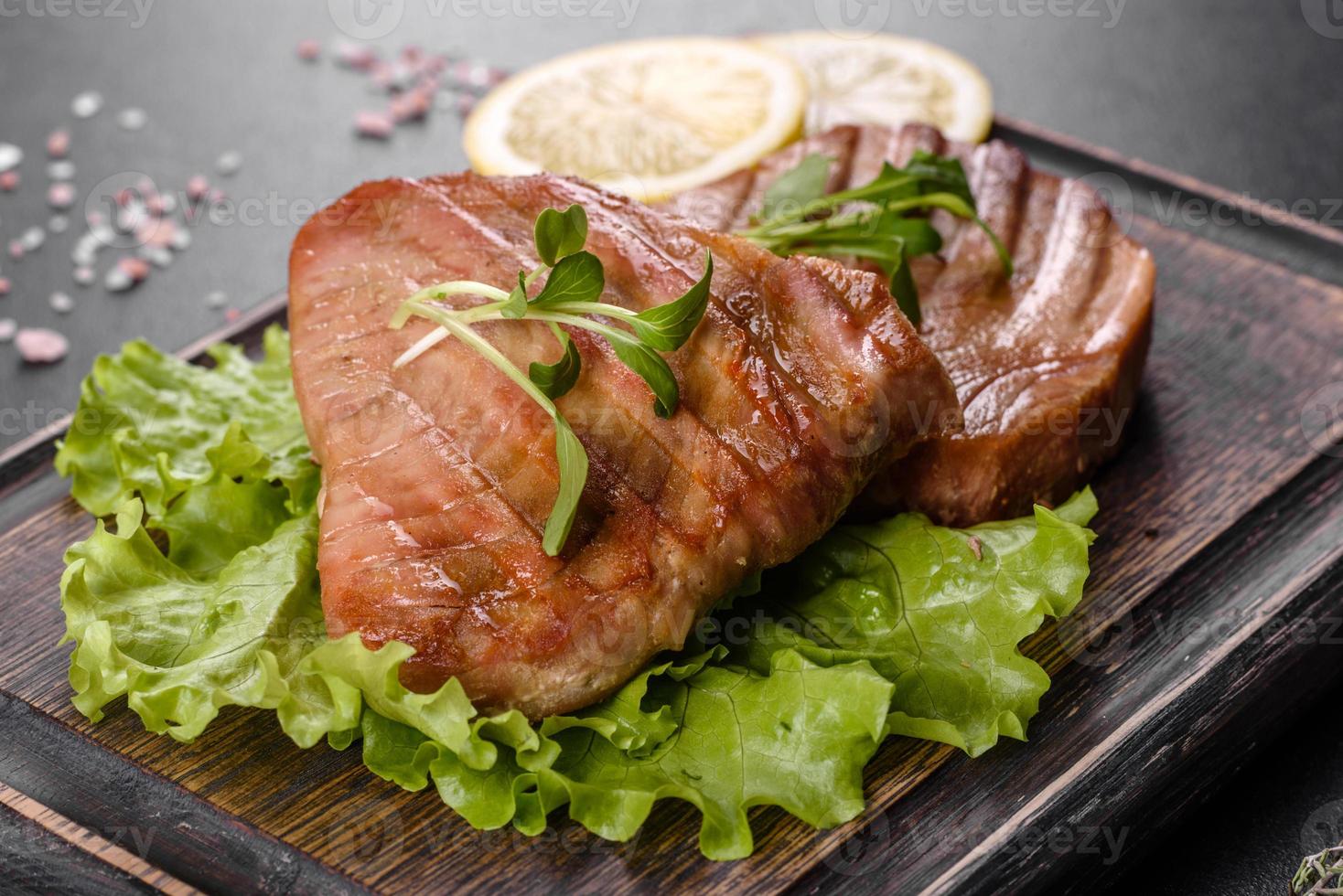 Delicioso y jugoso filete de atún a la parrilla con especias y hierbas. foto