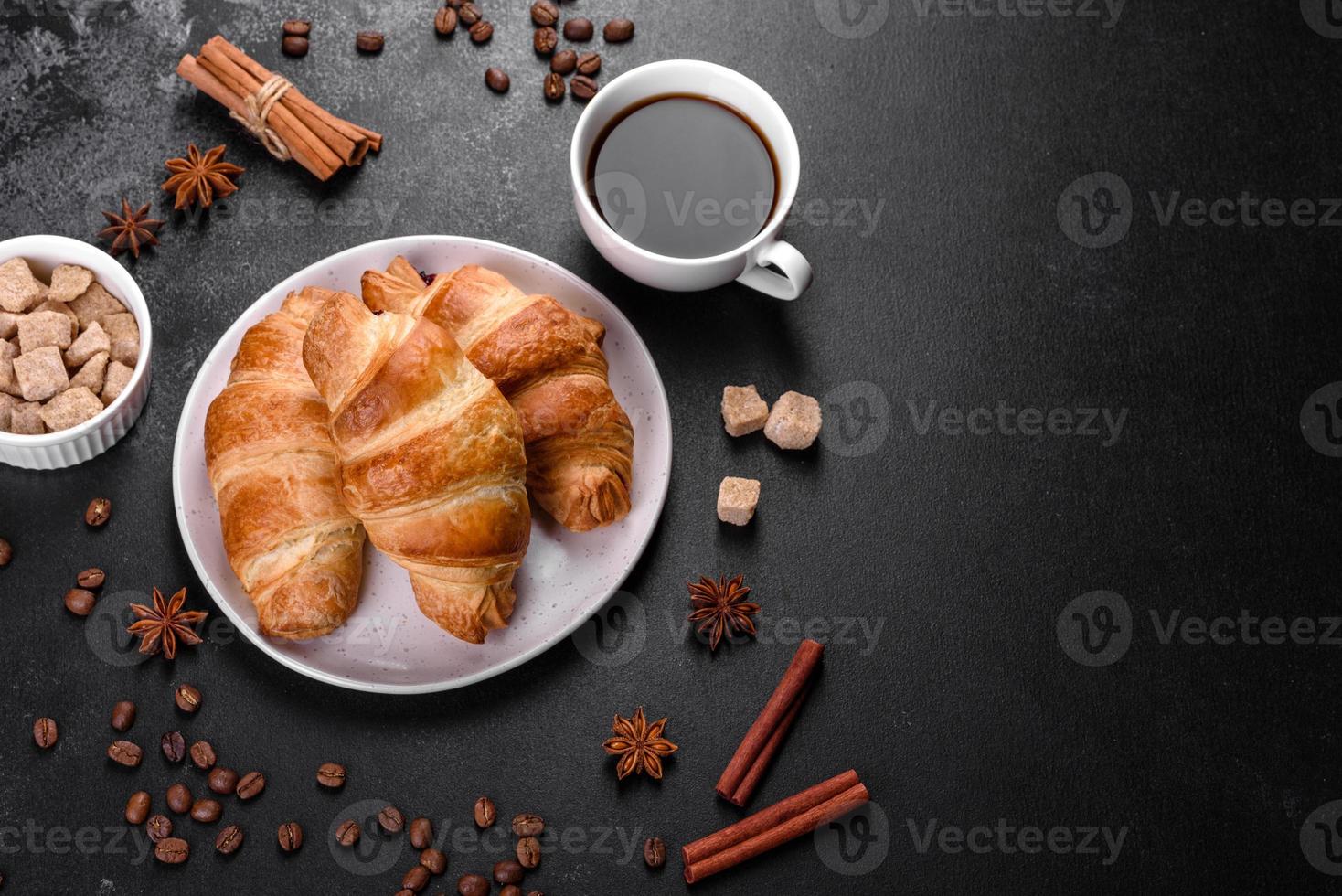 delicioso croissant francés fresco y crujiente con una taza de café aromático foto