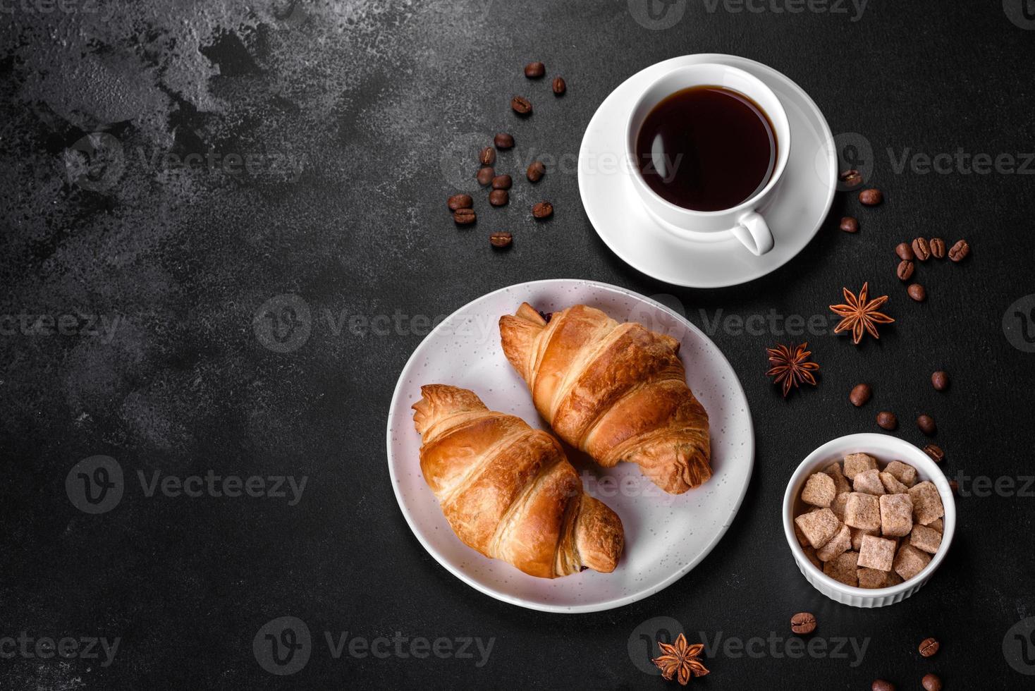 delicioso croissant francés fresco y crujiente con una taza de café aromático foto