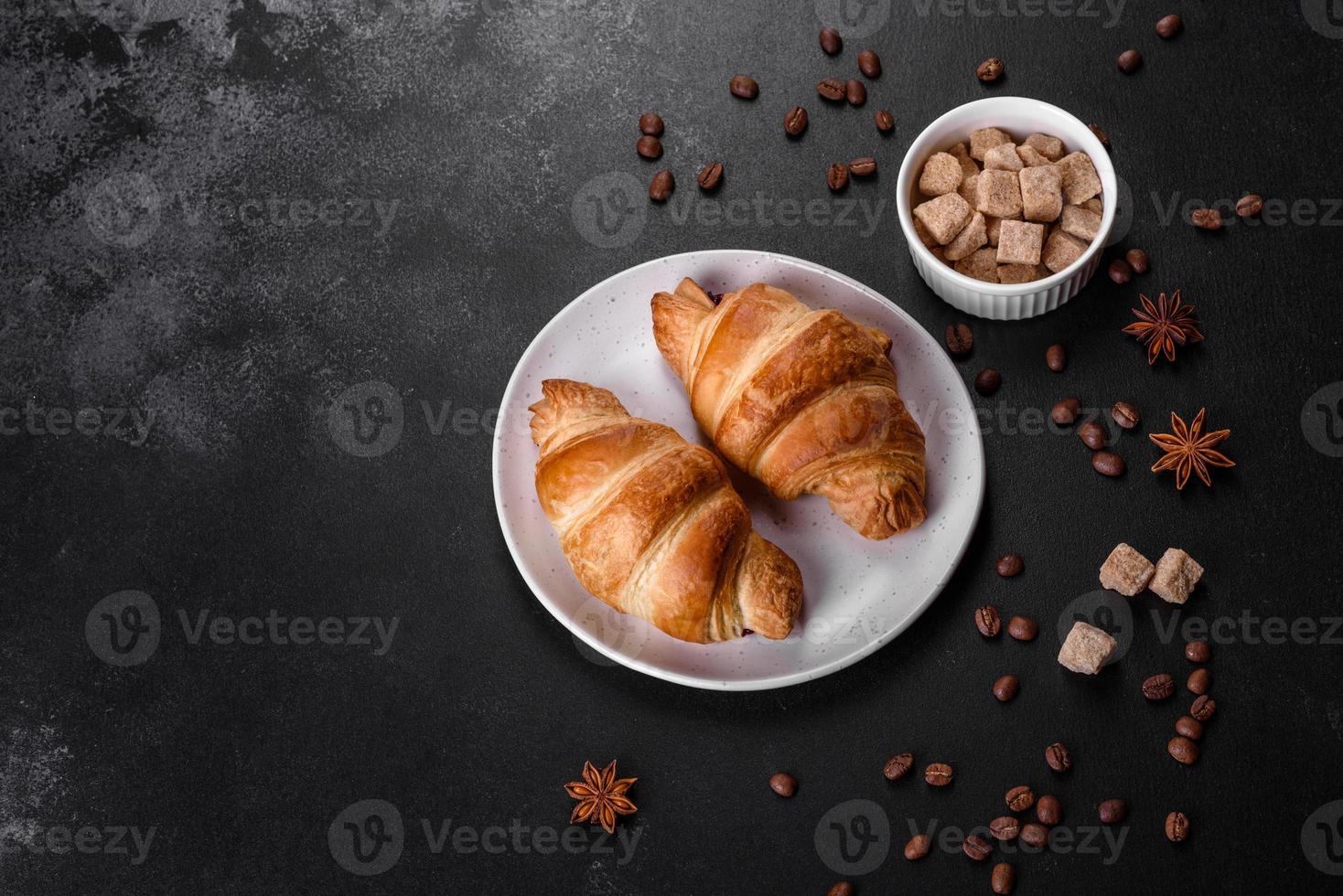 delicioso croissant francés fresco y crujiente con una taza de café aromático foto