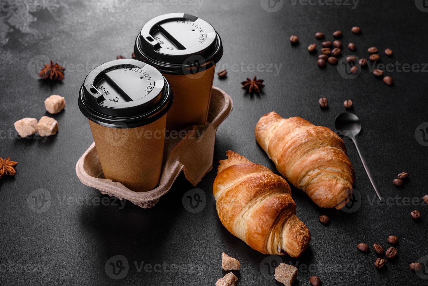 delicioso croissant francés fresco y crujiente con una taza de café aromático foto