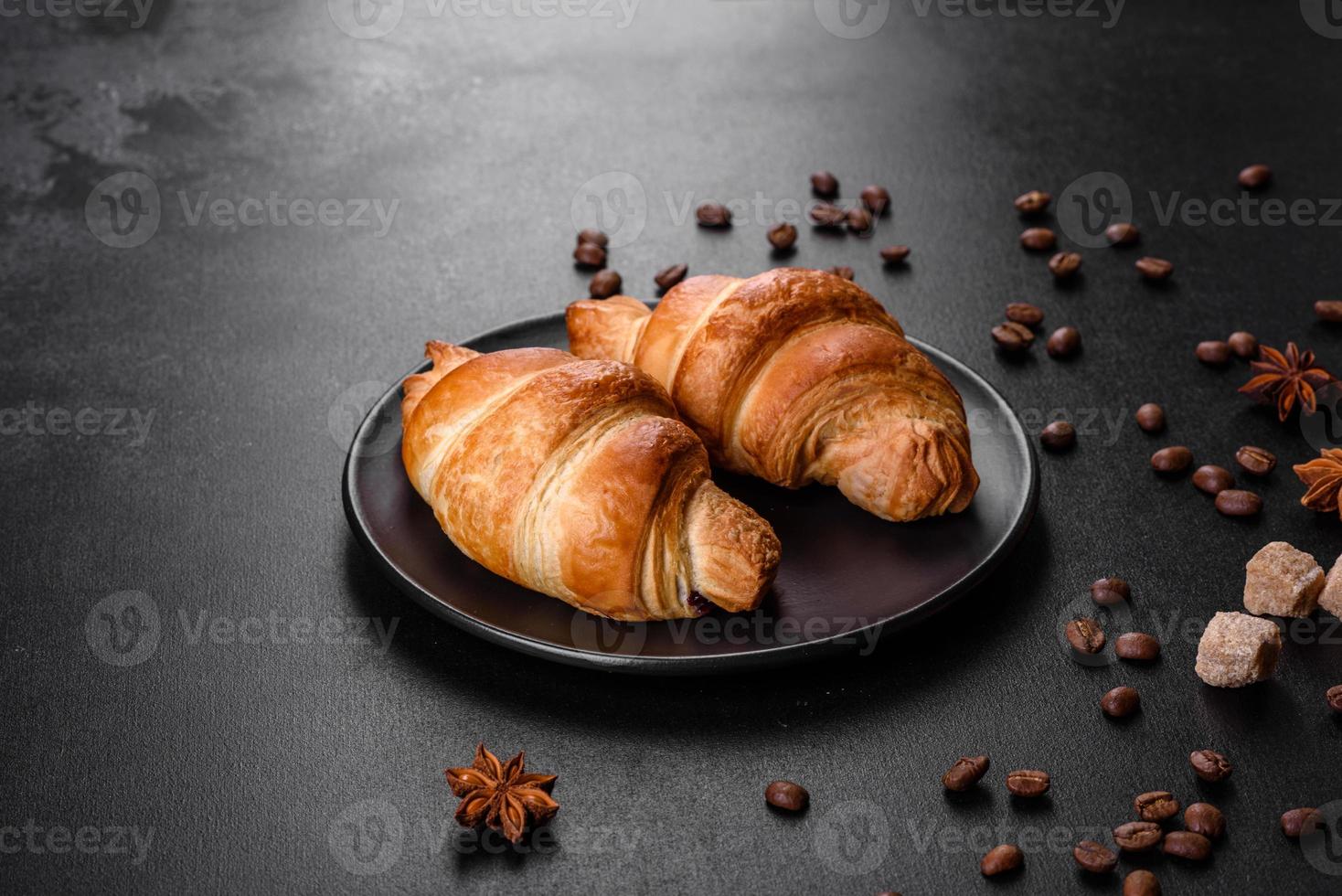 delicioso croissant francés fresco y crujiente con una taza de café aromático foto