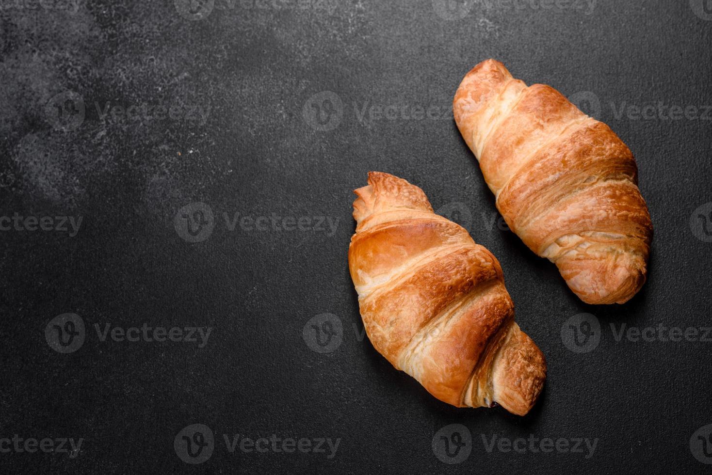 delicioso croissant francés fresco y crujiente con una taza de café aromático foto