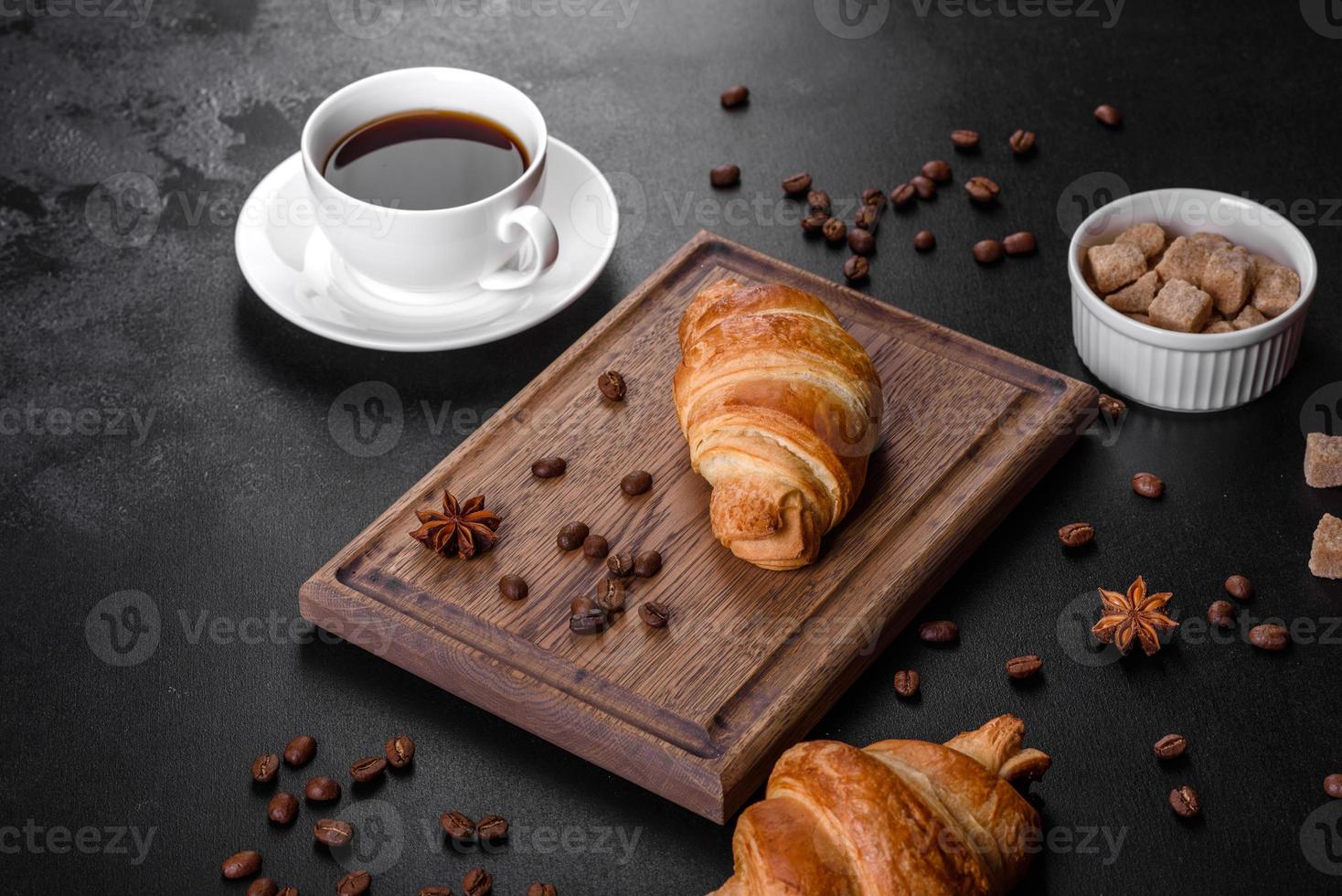 delicioso croissant francés fresco y crujiente con una taza de café aromático foto