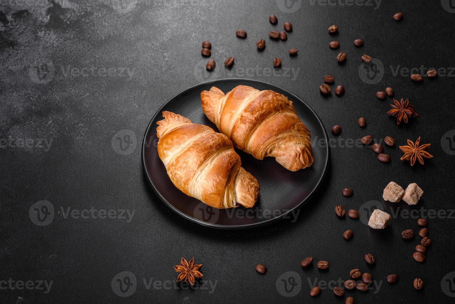 delicioso croissant francés fresco y crujiente con una taza de café aromático foto