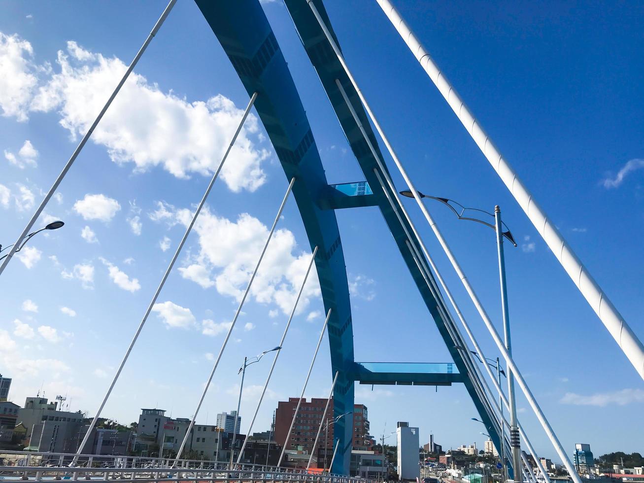 hermoso puente de arco en la ciudad de sokcho, corea del sur foto