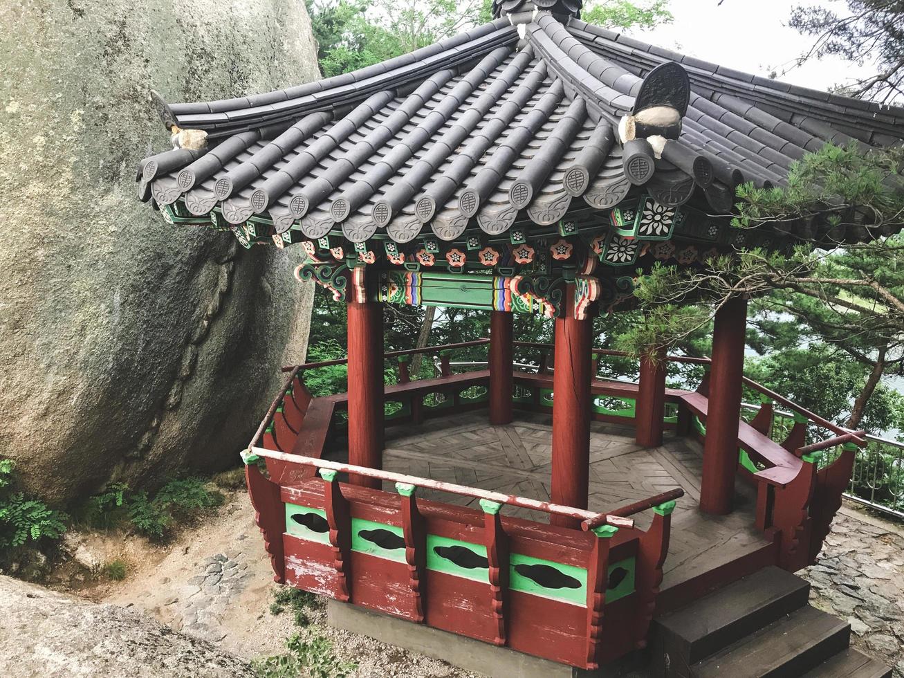 cenador tradicional coreano en el parque de la ciudad de sokcho, corea del sur foto