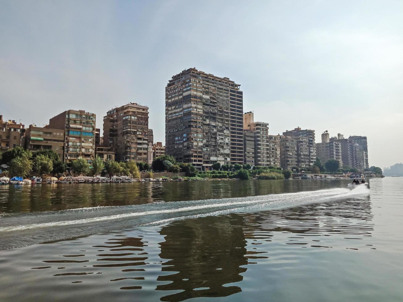 grandes edificios en la costa del río nilo. ciudad de el cairo, egipto foto