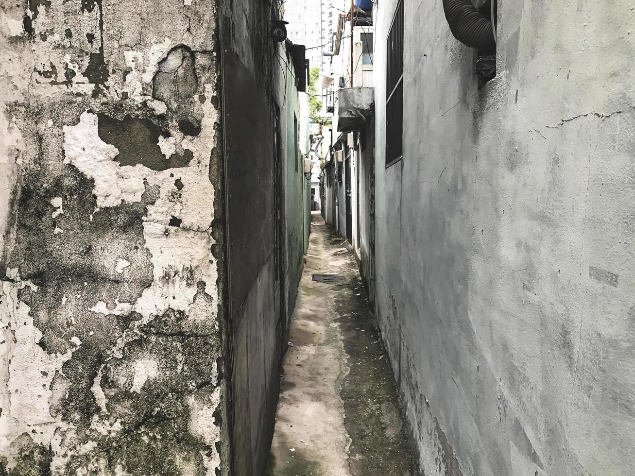 Calle angosta en el puerto de Busan, Corea del Sur foto