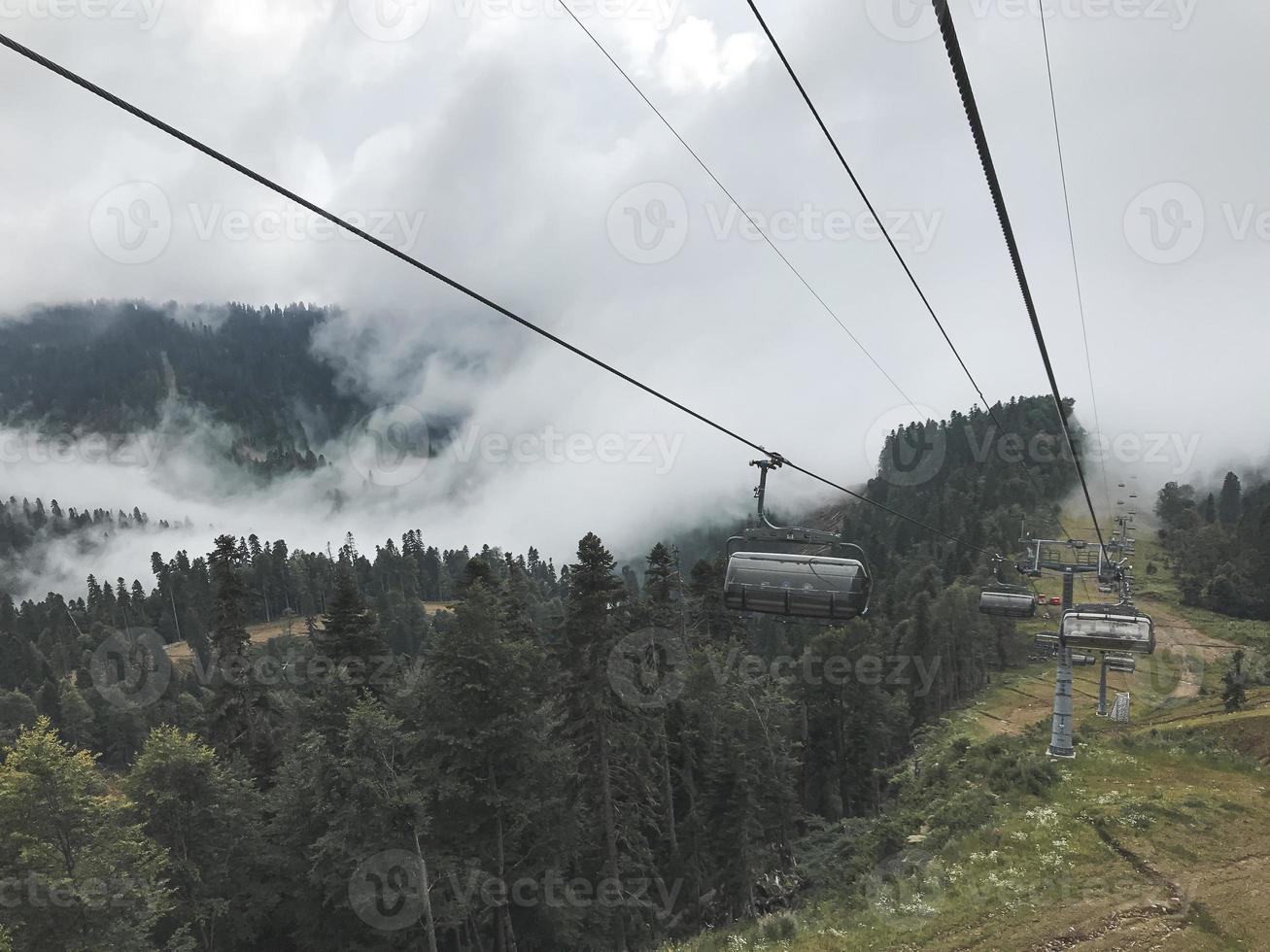 el teleférico en las montañas del cáucaso. área de sochi, roza khutor, rusia foto