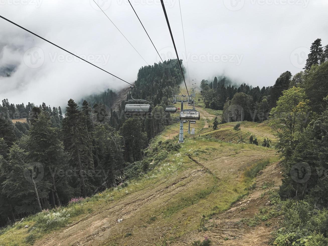 el teleférico en las montañas del cáucaso. área de sochi, roza khutor, rusia foto