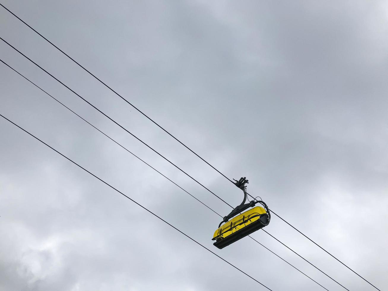 el teleférico y el cielo gris de fondo. vista inferior foto