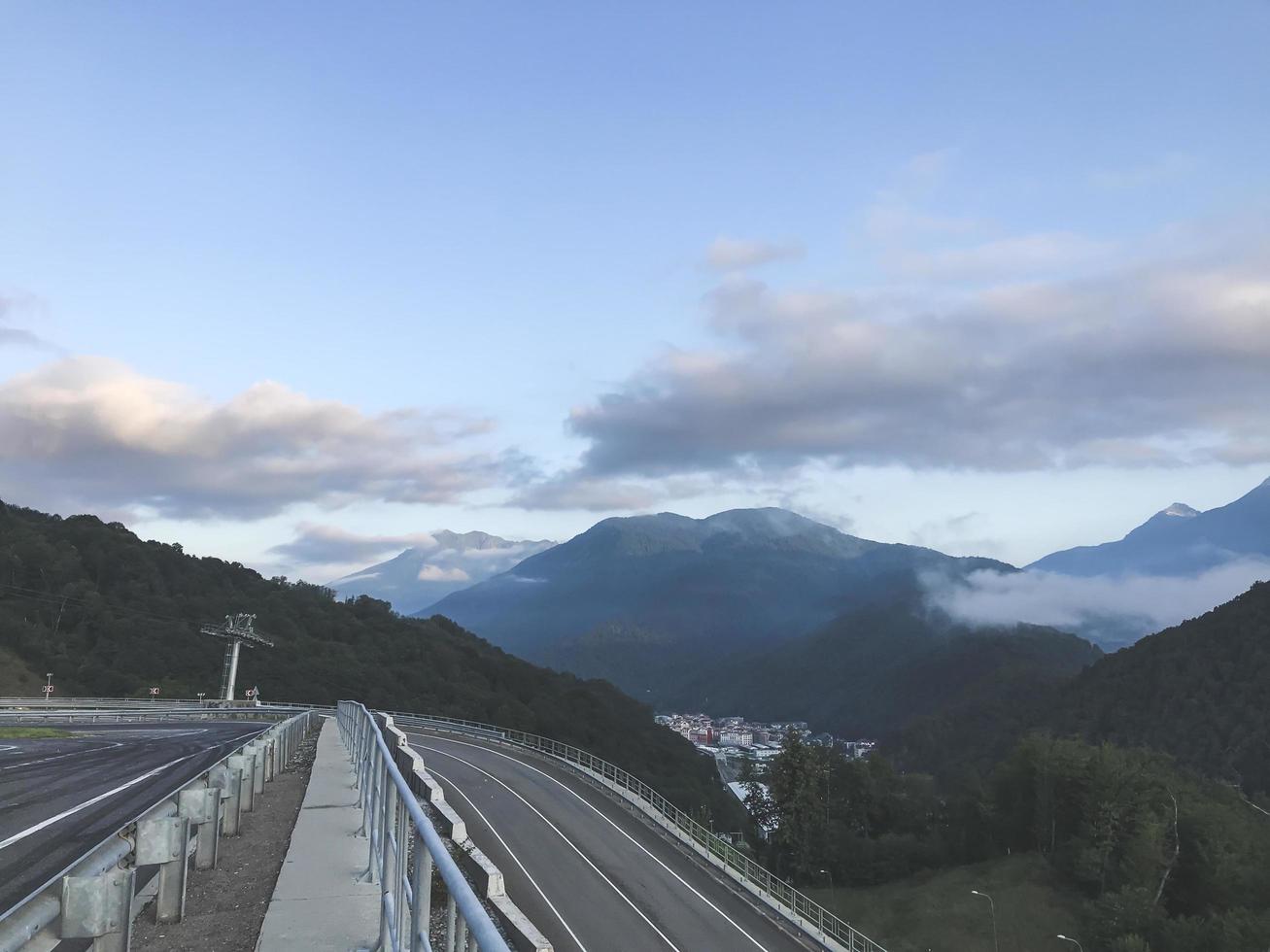 camino de montaña en las montañas del cáucaso. sochi, rusia foto