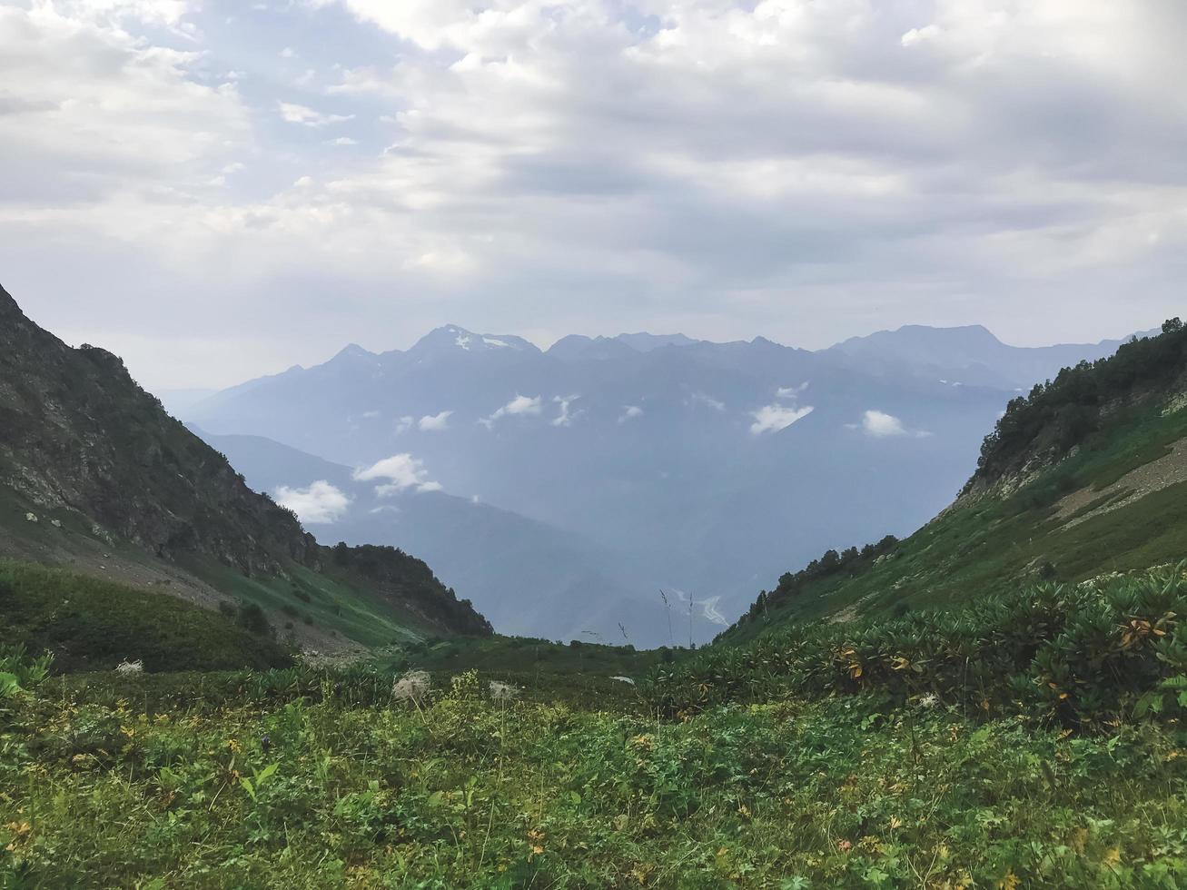 hermosa vista en las montañas del cáucaso. roza khutor, rusia foto