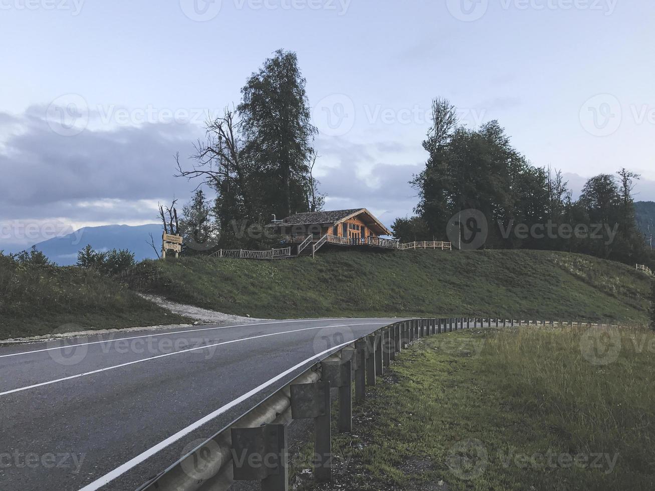 camino de montaña y casita en las montañas del cáucaso. sochi, rusia foto